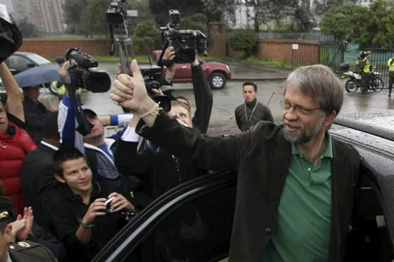 Mockus saluda a sus seguidores. Foto: EFE