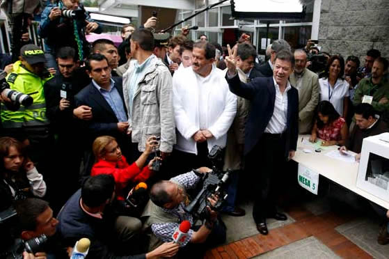 Santos al lado de su f�rmula a la vicepresidencia. Foto: EFE