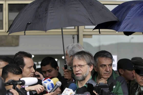 Mockus da declaraciones a la prensa. Foto: EFE