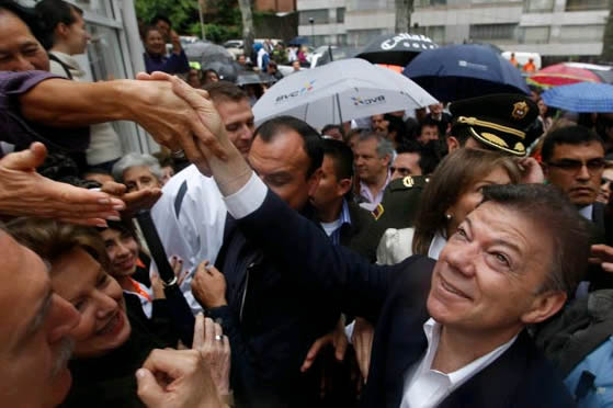 Santos saluda a sus seguidores. Foto: EFE