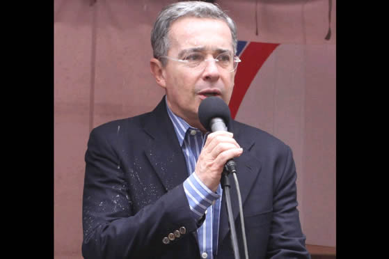 Uribe invita a los colombianos a votar. Foto: EFE