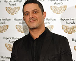 Alejandro Sanz recibe premio por su labor solidaria Alejandro Sanz recibe premio por su labor solidaria